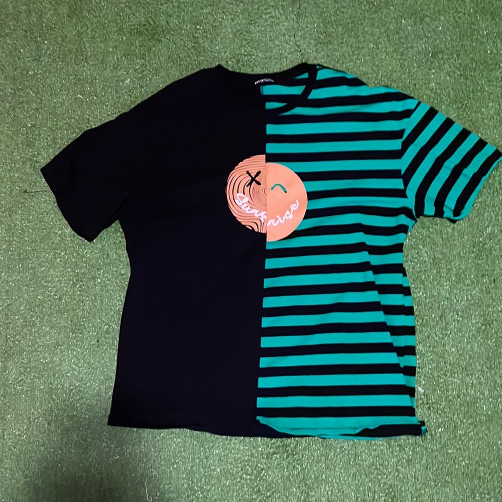 split smiley face black/green tee size L